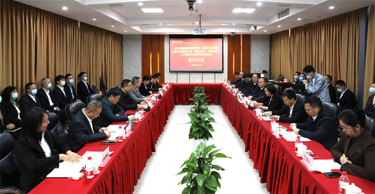 集團公司與萬源市人民政府正式簽訂《萬源舊院黑雞產(chǎn)業(yè)“綠色發(fā)展、種業(yè)振興”三年提升行動項目投資協(xié)議》